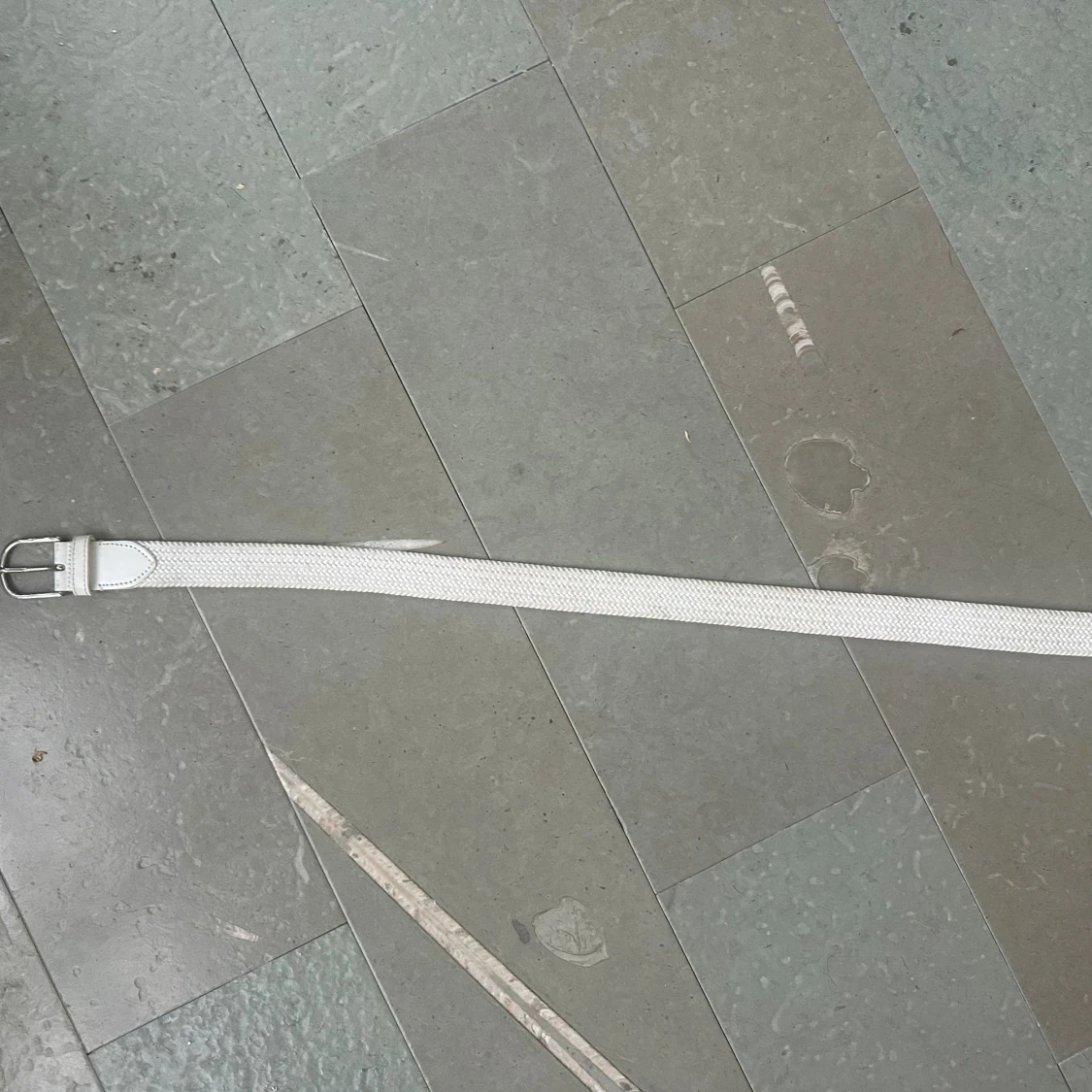 Vitt flätat bälte med silverfärgat spänne - 1