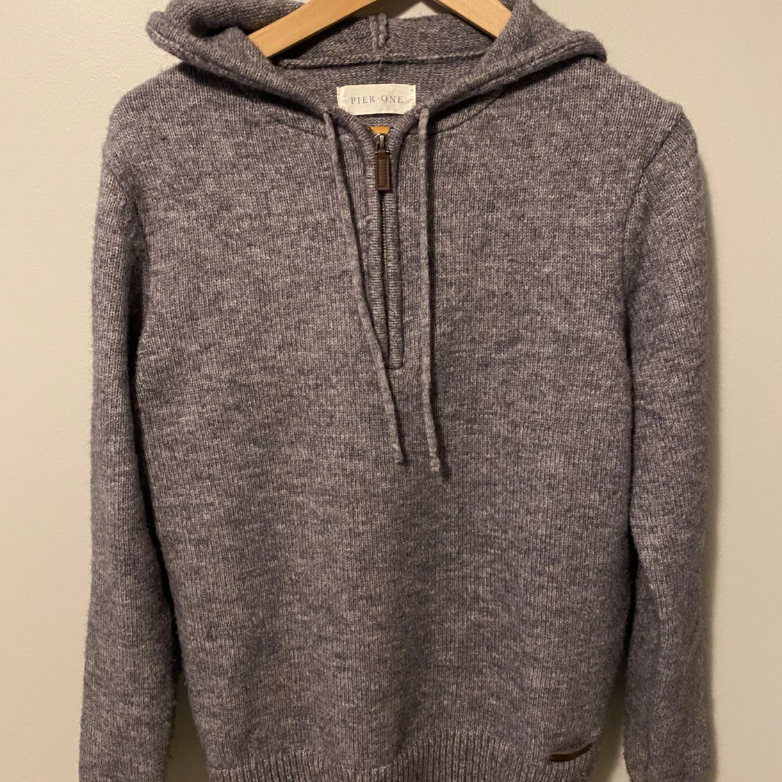 Grå stickad hoodie från Pier One - 1