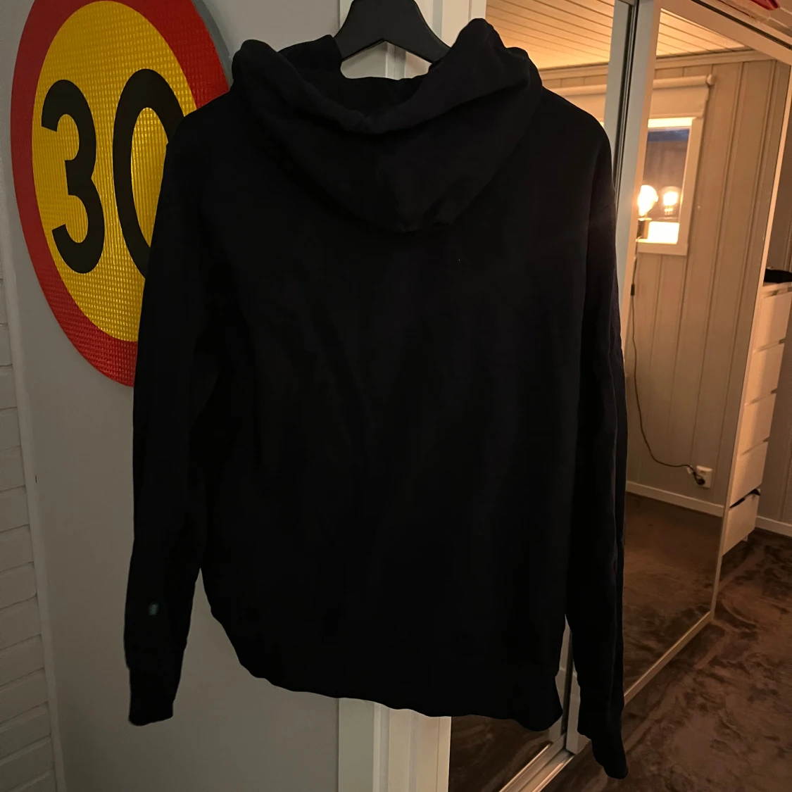 Svart hoodie med dragkedja - 1