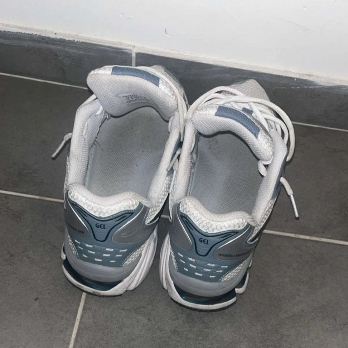 Vita och grå Asics sneakers - 3