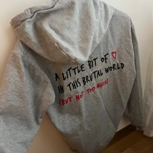 Grå Mira Paris hoodie  - Grå Mira Paris hoodie i bra skick ❣️❣️ nypris är 1500kr! Passar xs 