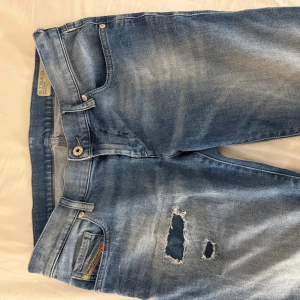 Diesel jeans med hål  - Diesel jeans med hål samt omsydda till bootcut, köpte dom på Plick men var för stora❤️W26 L32