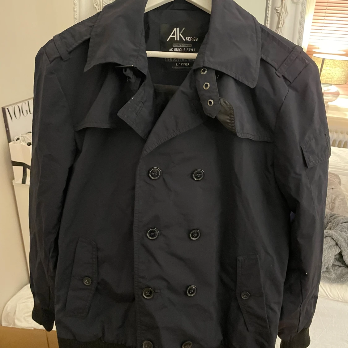 Mörkblå skepparkavaj från AK Series