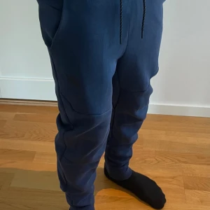 Nike byxor  - Nike tech fleece royal blue byxor. Storlek S.