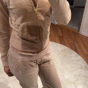 Juicy beige - Hela settet byxor och tröja i storlek M snörena är perfekt kondition 
