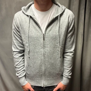 Kashmir/Merino zip hoodie - En ljusgrå Kashmir/Merino zip hoodie i storlek M! Modellen är 181cm lång! Använd 1 gång, därför nyskick på hoodien! Hör av dig vid frågor!🌟