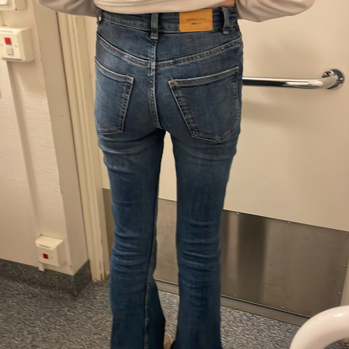 Blå bootcut jeans från Gina tricot  - 1