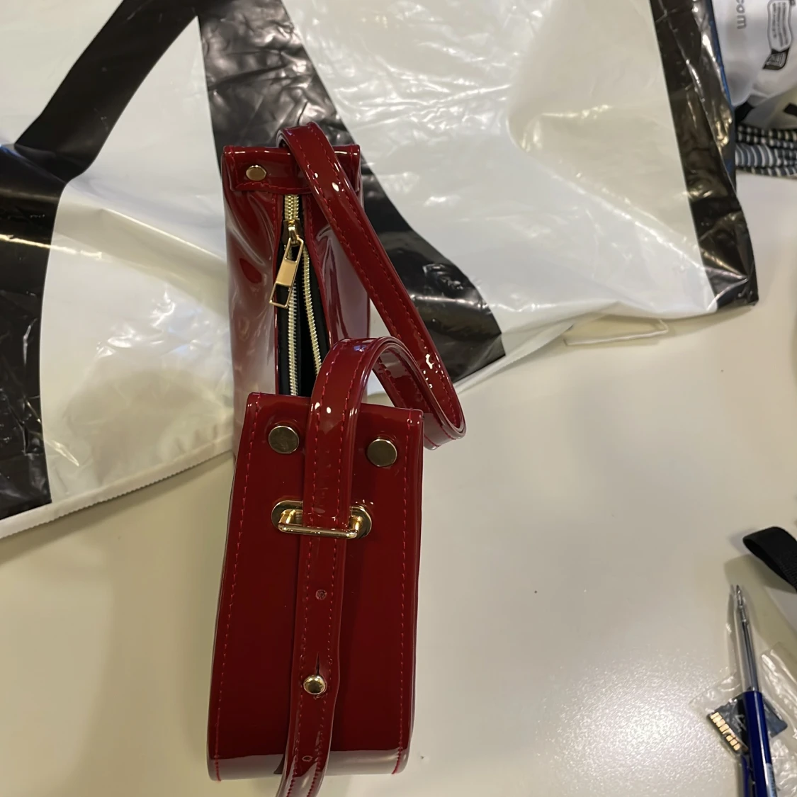 Röd axelväska i blankt syntet - 1