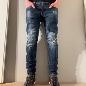 Dsquared2 Jeans - Dsquared2 Jeans| Storlek: 46 vilket motsvarar ungefär W30 L32| Modellen är 177 cm| Skick: 9/10| Pris: 499kr| Priset går alltid att diskutera!|