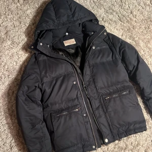 These Glory Days Jacka - Säljer denna riktigt snygga jackan från these glory days. Den är i bra skick utan defekter och är i storlek Small. Riktigt skön och passar perfekt nu till kallare dagar. Bara att skriva över frågor och funderingar.