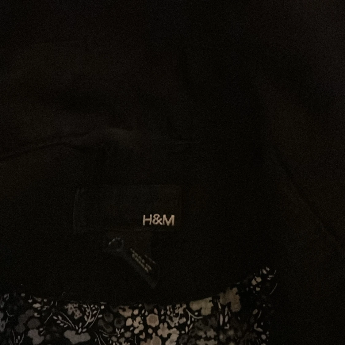 Svart trenchcoat från H&M med blommigt foder - 2