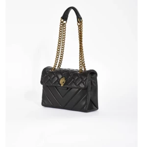 Svart axelväska Kurt Geiger - Snygg svart axelväska från Kurt Geiger i quiltat skinn med guldiga kedjor och ikonisk örndetalj på locket. Väskan har ett elegant mönster och klassisk form, perfekt för dig som vill ha en statement piece med lyxig känsla. Den är i bra skick. Hör av er om ni har frågor eller vill ha fler bilder!😊