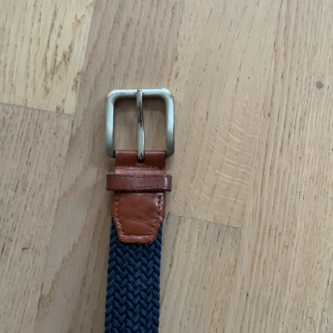 Mörkblå flätad bälte med skinn - 1