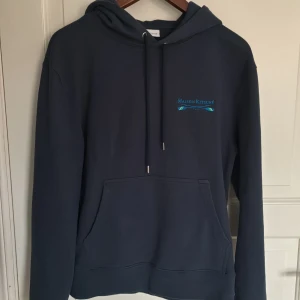 Maison kitsune hoodie - Tja säljer denna snygga miaosn kitsune hoodie , storlek S väldigt fint skick! som ny! skriv om du har någon fråga// armadiosell 