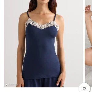 Intimissimi linne - Topp från Intimissimi ”Pretty Flowers” i marinblå färg. Aldrig använd, nypris 279kr