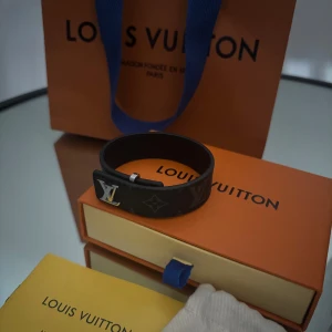 Louis Vuitton bracelet  - Hej, säljer min Louis Vuitton bracelet som knappt blivit använd perfekt som en julklapp, kvitto bevis finns samt box och påse! Vid en smidig affär kan priset diskuteras! 
