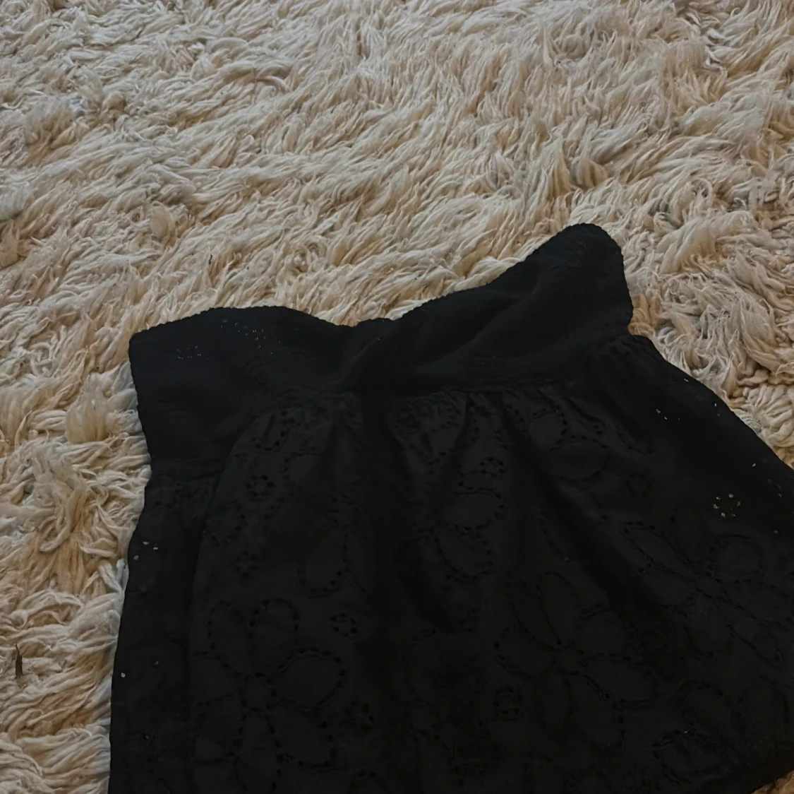 Svart axelbandslös topp med spets - 3