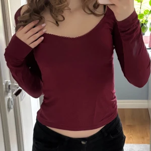 Urringad vinröd topp - Säljer en fin vinröd topp från Nelly. Pris kan diskuteras💕