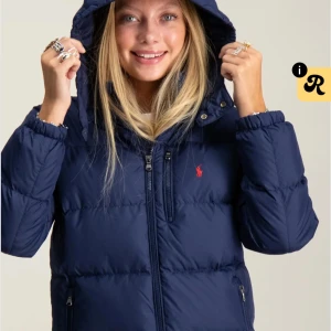 Ralph lauren vinterjacka  - Vinterjacka från kidsbrandstore, nypris 3300,  Sparsamt använd så syns inget alls, inga defekter. Storlek L barn vilket motsvarar XS-S ÄKTA DUN! SKICKAR SAMMA DAG!💞💞 KVITTO FINNS ❤️❤️ #fjallraven #fjällräven #vinterjacka #colmar #ralphlauren #poloralphlauren #expedition 