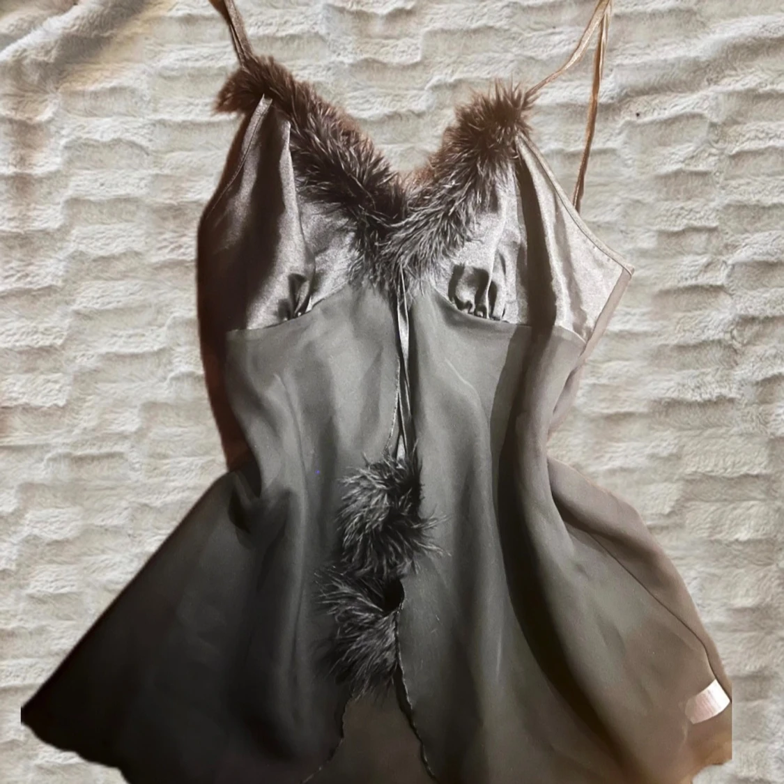 Svart satin topp med fjädrar