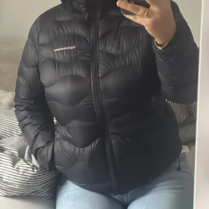 Peak Performance Jacka - Säljer min peak jacka i dun som jag köpte förra vintern och som nästan aldrig kommit till användning. Använd fåtal gånger, som ny utan prislapp. Storlek 38 men passar även 36. Nypris 3000kr