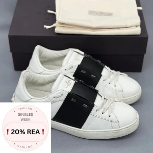 Valentino Open | 44 - Valentino Open sneakers | Bra skick men slitna vid hälen; se bild 4 | Endast skorna ingår | INGA BYTEN | Fraktar spårbart eller möts upp i Täby 