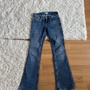 Lågmidjade bootcut jeans - Säljer dessa Lågmidjade jeansen från Gina tricot då de inte passar längre. Sann i storleken. ❤️❤️
