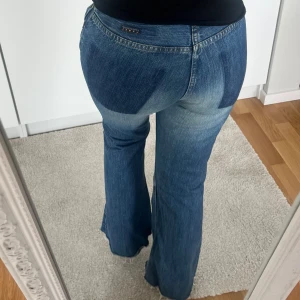 Jeans 🩵 - Snygga blå Freesoul label jeans i storlek 28. Jag är 158cm. Knappen är ditsydd samt att kanten nedtill tror jag blivit avklippt utav förra ägaren, se bild. Svag bootcut <3