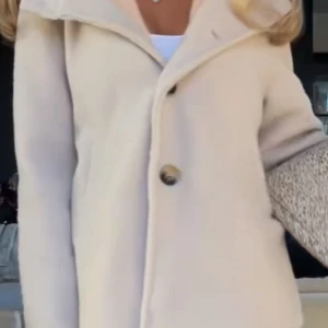 Söker kappa - Söker denna snygga kappa från florencia  med hood 😻🙏🏼