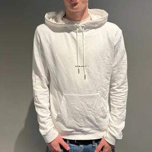 Saint Laurent hoodie - As fet hoodie från saint Laurent. Inga defekter, st M. Nypris runt 8000-10 000 kr. Lite skrynklig på bilden men ska tvättas. Hoodien är självklart äkta. Hör av er vid frågor samt prisförslag. 