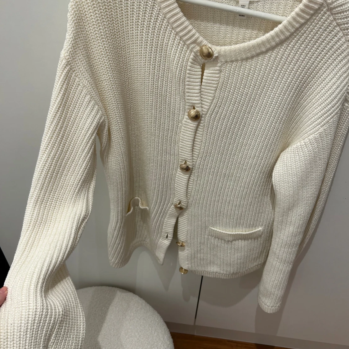 Krämvit stickad kofta med träknappar - 1