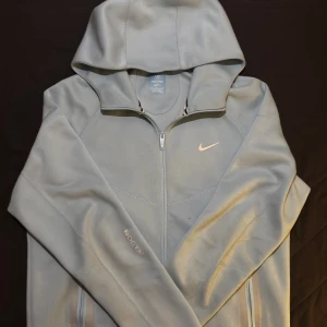 Nike NOCTA ljusblå hoodie med dragkedja - Nike NOCTA hoodie i ljusgblått. Passformen är regular och passar M och L. Kom dm för frågor och mer bilder!