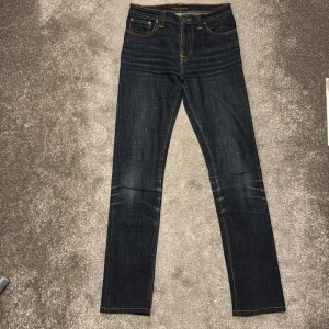 Mörkblå jeans från Nudie Jeans - Snygga mörkblå jeans från Nudie Jeans. Modellen har slim fit. Storlek W28 L32. Hör av dig vid fler frågor.