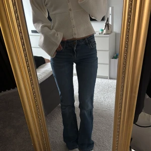 Low waist bootcut jeans - Low-midwaist jeans. Jeansen är bootcut men kan upplevas lite rakare eftersom det är ett stretchigt material. (Använda men inte trasiga någonstans).