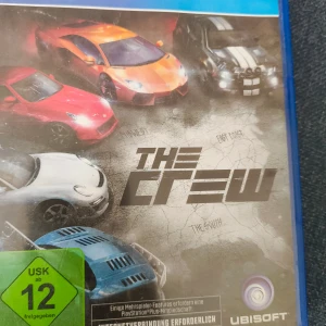 The Crew (PS4) - The Crew till PlayStation 4 är ett actionfyllt bilspel från Ubisoft. Skivan och fodralet är i gott skick, med tydliga tryck och inga synliga repor. Perfekt för dig som gillar racing och multiplayer-upplevelser. USK 12 års åldersgräns.