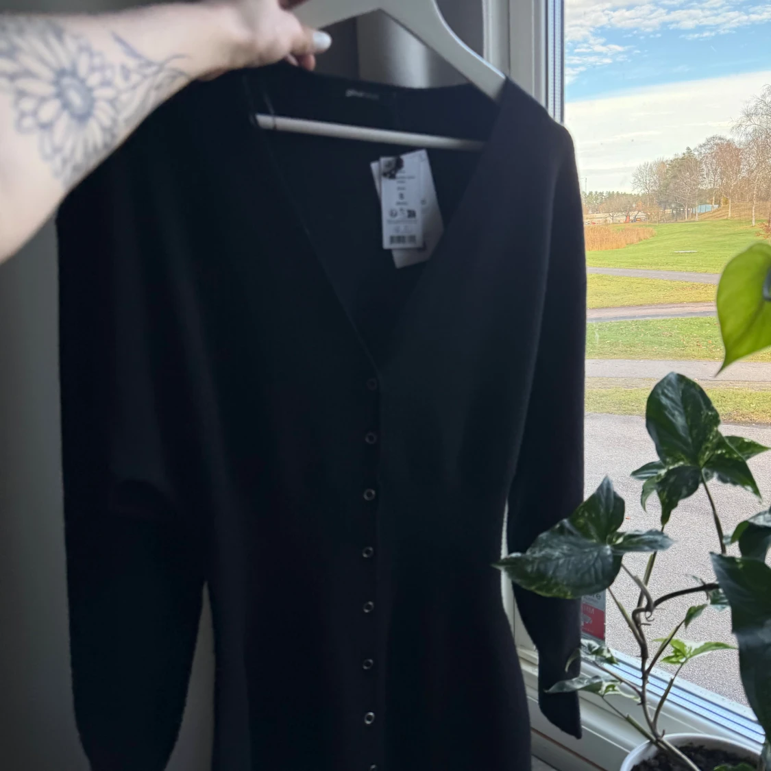 Svart långärmad klänning med knappar - 2