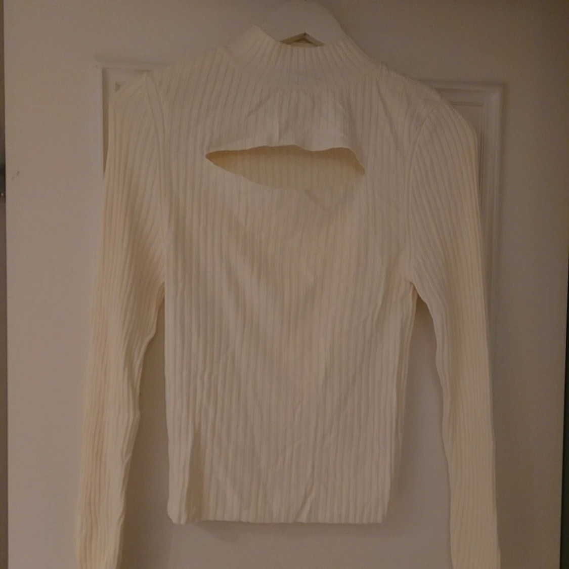 Vit ribbad polotopp från Gina Tricot