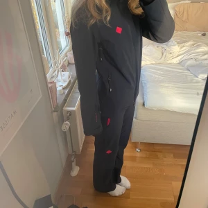 Mörkblått skidsett från j lindeberg - Mörkblått skidsett från j lideberg. Skidsettet är endast använt 1-2 veckor förra skidsäsongen. Jackan är M men sitter som S och byxorna är S. Nypris på byxorna är ca 3000 och jackan ca 4000😊