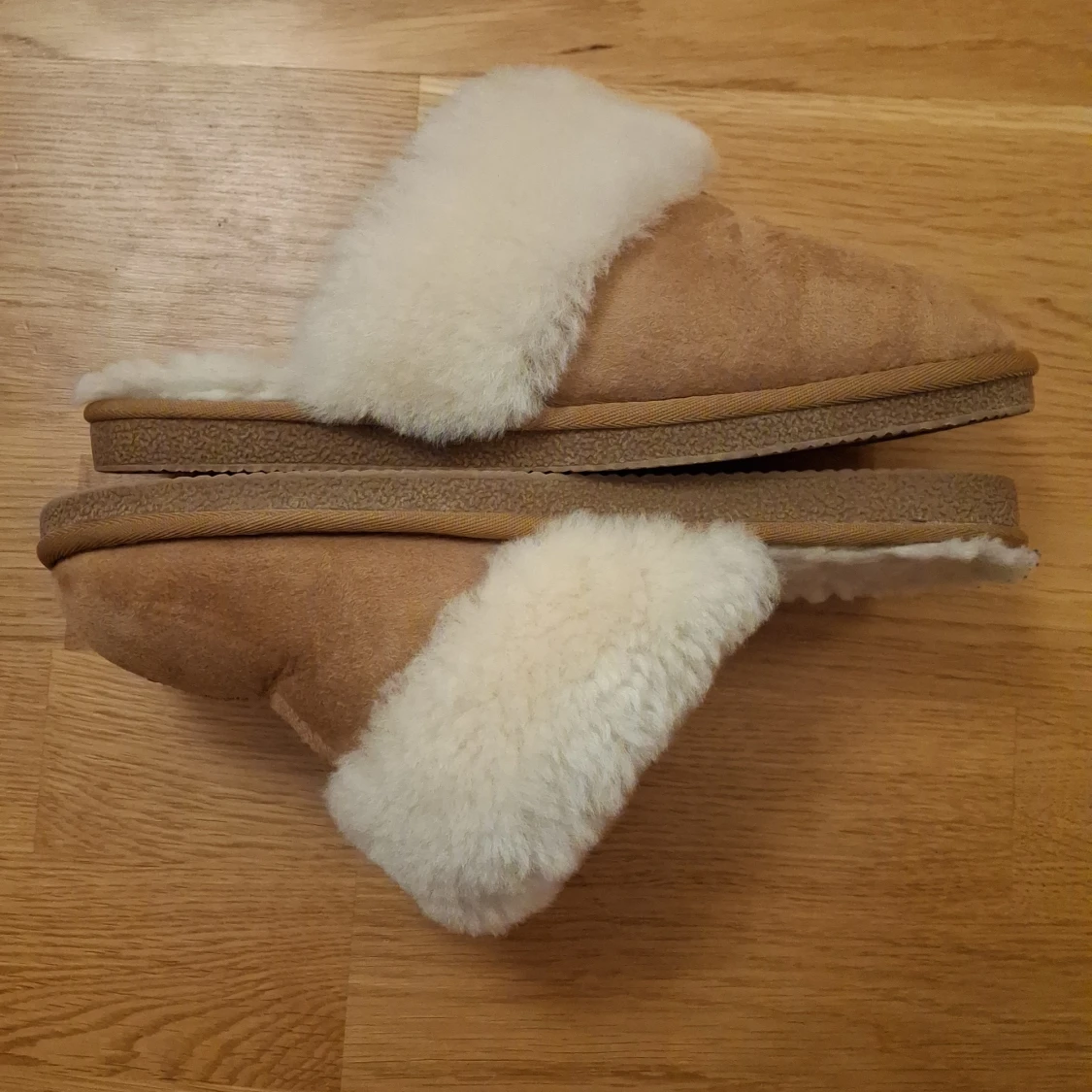 Beige fluffiga tofflor i storlek 37/38 - 2