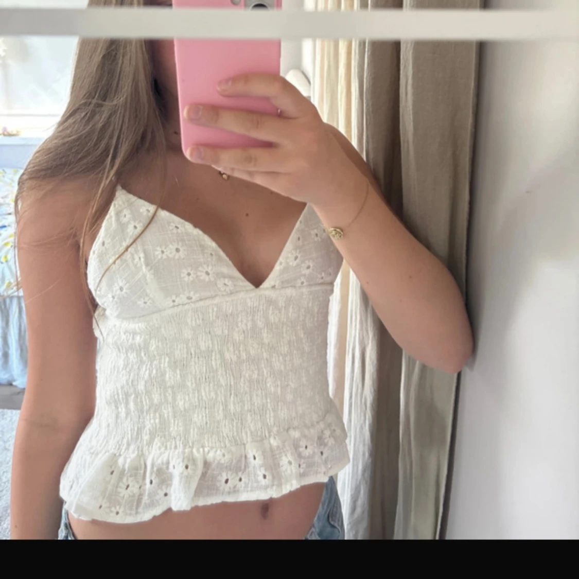 Vit blommig linnetopp med volang