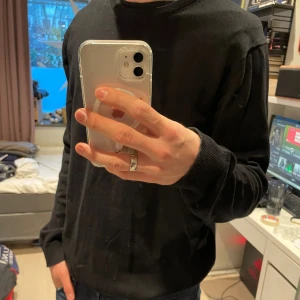 Björn Borg Sweatshirt - En stilren svart långärmad tröja från Björn Borg med rund hals och en diskret logga pá nederkanten.. Tröjan är gjord i mjuk bomull och har en klassisk, skön passform som funkar till jeans eller andra byxor.