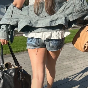 Lågmidjade Victoria Beckham shorts - Säljer mina såå fina vintage lågmidjade Victoria Beckhamn shorts i storlek 25 då de har blivit lite för små för mig! Midjemått rakt över är cirka 35-36 cm💗💗 Pris kan diskuteras!!