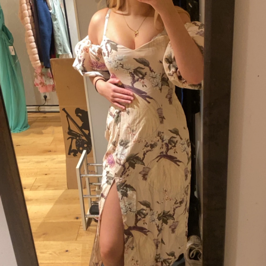 Blommig långklänning med puffärmar