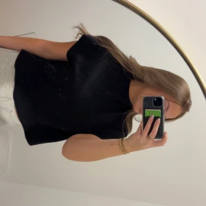 Svart croppad t-shirt - Säljer en svart croppad t-shirt med rund hals och korta ärmar. Aldrig använd dock är lappen borttagen