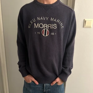 Stickad Morris Kofta  - Stickad Marinblå Kofta från Morris i storlek L. Bra skick bra pris. 180,65kg. Må bäst! 