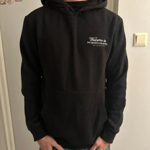 Svart Hoodie med Logga  - Svart hoodie med en fet Logga. Grymt skick, grymt pris. 180,65 pannor. Må bäst!! 