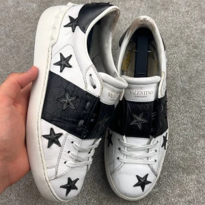 Valentino open svarta stjärnor - Valentino open svarta stjärnor | Skick: 8/10 | Storlek: 37 | Pris: 1799 kr | Tillbehör: Inget | Fler frågor? Hör av dig isåfall!