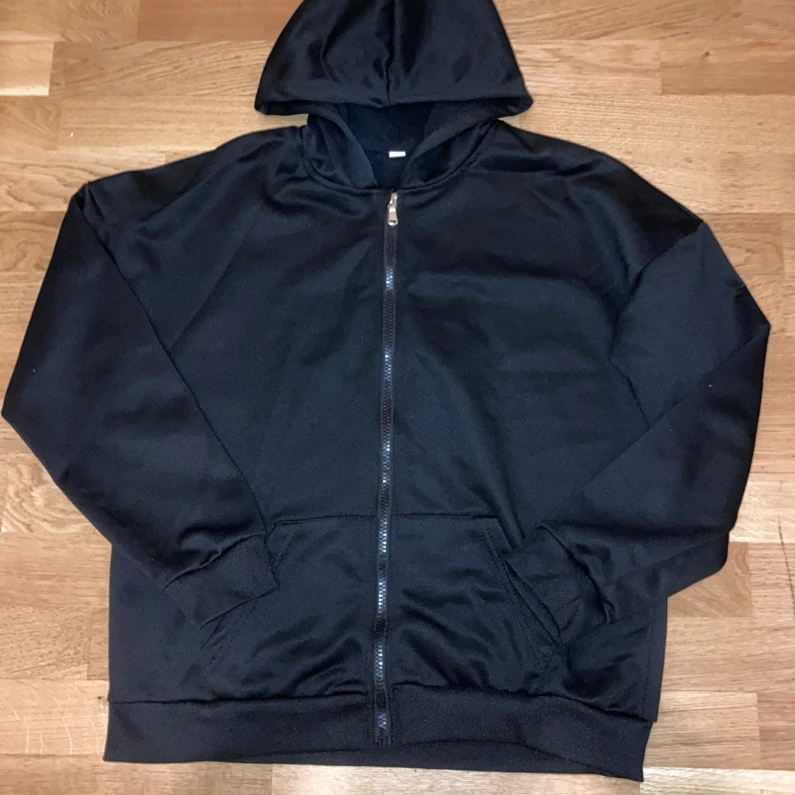 Svart hoodie med dragkedja