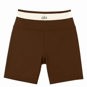 Bruna höga träningsshorts från Alo - Snygga bruna cykelshorts från Alo med hög midja och kontrasterande vit linning med logga framtill. Stretchigt material som sitter tight och är perfekt för träning eller chill. Klassisk design utan mönster eller extra detaljer.