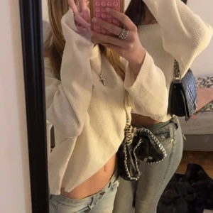 Vit stickad tröja - Säljer en vit stickad tröja med långärmad design och loose passform. Tröjan har en mjuk och skön känsla. Storlek: XS/S